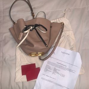 Authentic✨ Valentino Garavani Medium Vlogo Ayers Bucket Bag